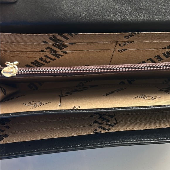 Luxurious Blue Textured Clutch with Glossy Finish - Picture 5 of 9